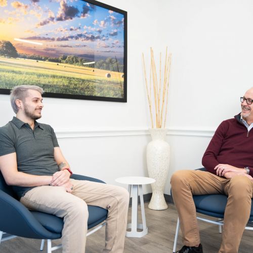 man talking to therapist at Dallas addiction treatment center